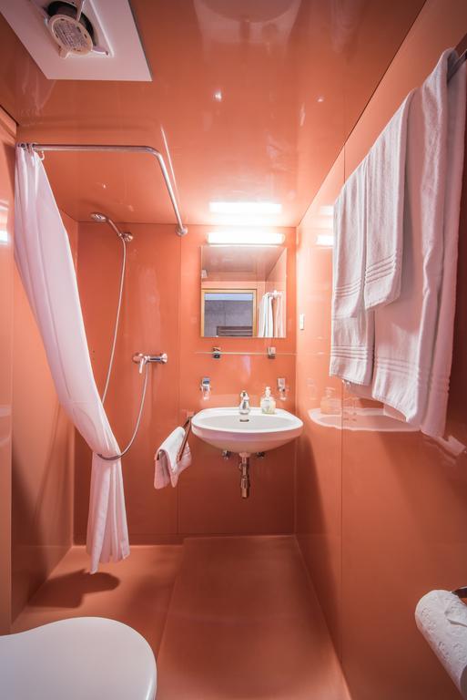 Hotel Tell And Apartments Unterseen Ngoại thất bức ảnh
